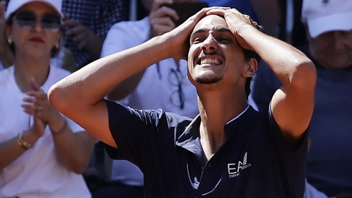 epa10668960 Lorenzo Sonego of Italy celebrates after winning the Men's Singles 3rd round match against Andrey Rublev of Russia during the French Open Grand Slam tennis tournament at Roland Garros in Paris, France, 02 June 2023. Sonego won in five sets.  EPA/CHRISTOPHE PETIT TESSON