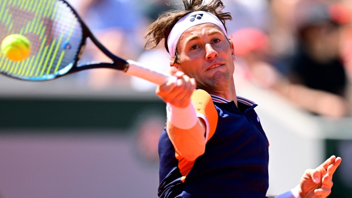 TOPSHOT - Norway's Casper Ruud plays a forehand return to China's Zhang Zhizhen during their men's singles match on day seven of the Roland-Garros Open tennis tournament at the Court Suzanne-Lenglen in Paris on June 3, 2023. (Photo by Emmanuel DUNAND / AFP)