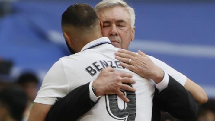 Il saluto tra Karim Benzema e Carlo Ancelotti. Epa