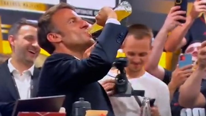 Dopo la vittoria del Tolosa nella finale del Top 14 di rugby contro La Rochelle, il presidente francese, Emmanuel Macron, ha raggiunto i giocatori nello spogliatoio per congratularsi con loro e ha bevuto una birra tutta d'un fiato. Guarda il video