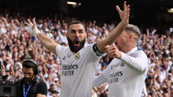 Karim Benzema lascia il Real Madrid dopo 14 stagioni. L'attaccante francese, 35 anni, ha vinto 25 titoli, tra cui 5 Champions negli ultimi 10 anni e 4 Liga. È il quinto con più presenze e lo straniero con più partite nella storia del Madrid, 647 gare, e il secondo marcatore, 353 gol, dietro a Cristiano Ronaldo