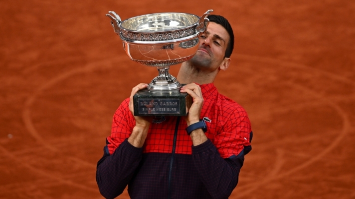 Novak Djokovic batte il norvegese Ruud 7-6 6-3 7-5 in tre ore e 13 e conquista il 23° Slam diventando il numero 1 al mondo. Solo 8 tennisti sono riusciti a vincere almeno 10 titoli nei tornei dello Slam. Guarda la classifica completa all-time