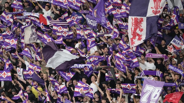 I tifosi di Fiorentina e West Ham hanno colorato lo stadio dello Slavia Praga, dove si gioca la finale di Conference League. Viola e Hammers, dopo la cerimonia d'apertura, hanno cantato cori e sventolato migliaia di bandierine. Guarda il video con le foto più belle