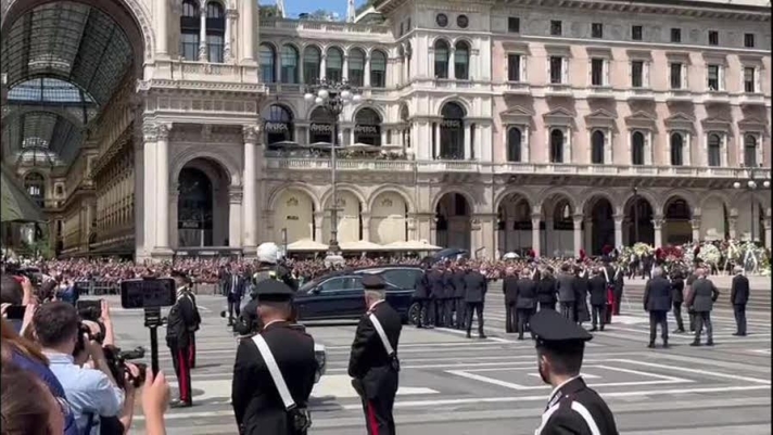 Il momento dell'arrivo del feretro di Silvio Berlusconi in Piazza Duomo: tanti tifosi del Milan presenti