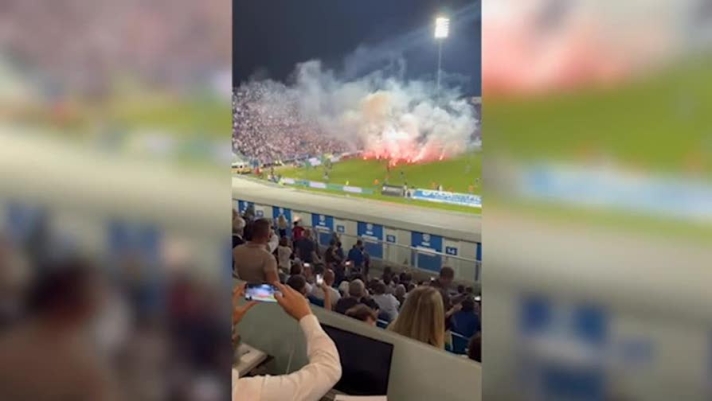 Finisce nel peggiore dei modi la sfida playout di Serie B tra Brescia e Cosenza al Rigamonti. Dopo il pareggio al 95' dei calabresi, i tifosi del Brescia hanno iniziato a lanciare fumogeni verso l'area di rigore calabrese. Partita interrotta e polizia in campo (dall'inviato Giulio Saetta)