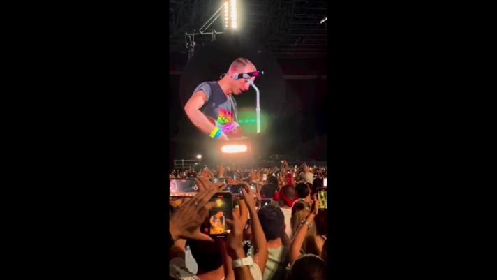 I Coldplay protagonisti con il loro concerto a Napoli. Ad un tratto Chris Martin inizia a cantare "Napule è" di Pino Daniele emozionando la folla allo stadio Maradona (Instagram/@napolidavivere)