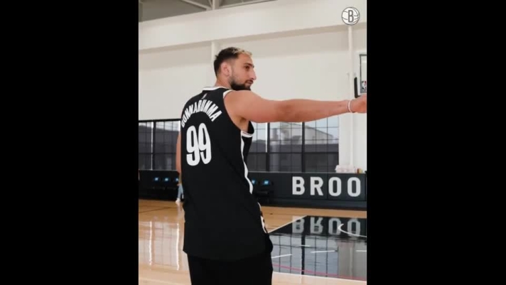 Gianluigi Donnarumma è stato ospite dei Brooklyn Nets. Il portiere del Psg delizia i suoi follower anche con il pallone da basket