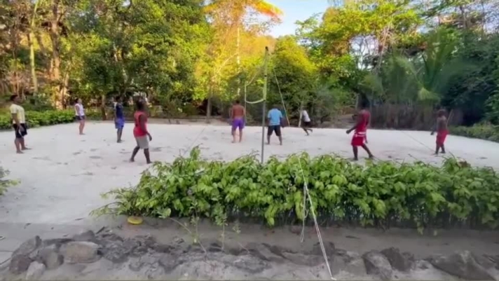 Anche in vacanza Francesco Totti non rinuncia alla palla. Questa volta, però, gioca a beach volley in Madagascar con alcuni ragazzi del posto. E la sua Noemi riprende tutto