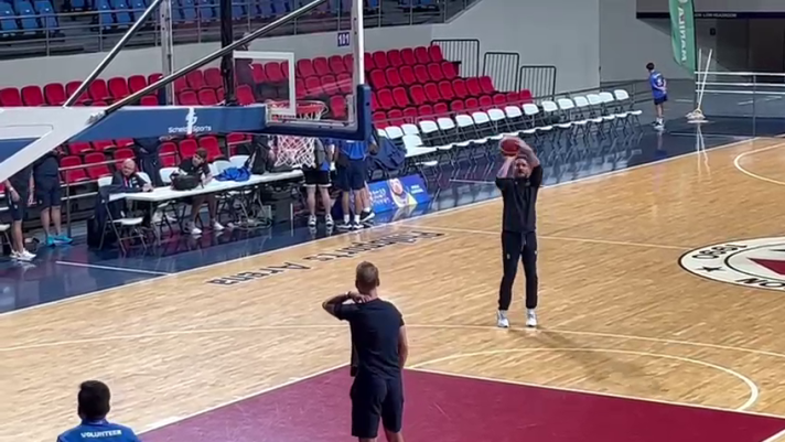 L'allenatore della nazionale italiana di basket Gianmarco Pozzecco prova dei tiri prima dell'allenamento dei suoi