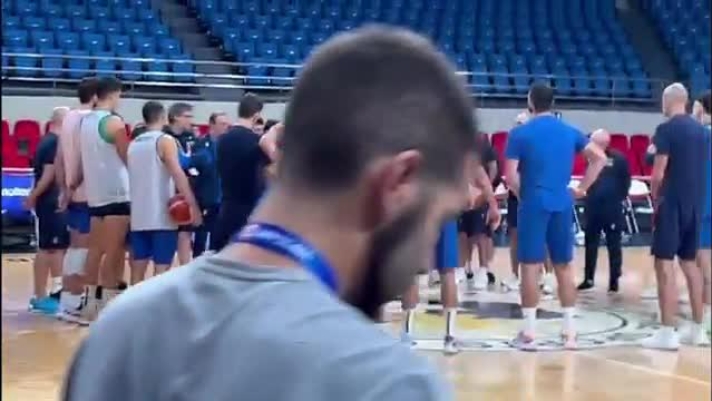 Dopo la grande vittoria sulla Serbia al Mondiale di basket, il Presidente della Federazione Italiana Pallacanestro, Gianni Petrucci, ha radunato tutti in cerchio per complimentarsi con la squadra e con capitan Datome (di Davide Romani)