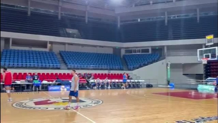 A fine allenamento il tecnico dell'Italbasket Gianmarco Pozzecco si è divertito a sfidare nel tiro da metà campo Poeta, Spissu, Datome, Ricci e Severini: ecco come è andata a finire