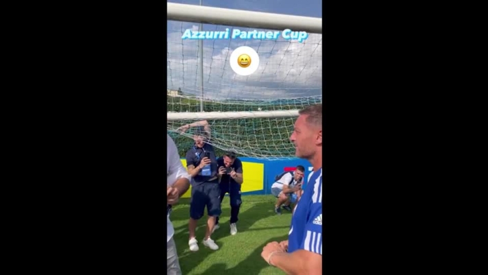 Gianluigi Buffon e Francesco Totti scherzano e il video diventa virale sui social. L'ex portiere della Juventus chiede al vecchio compagno di Nazionale: "Oh ma continui il calciotto?". La risposta: "Si, vuoi giocare?"