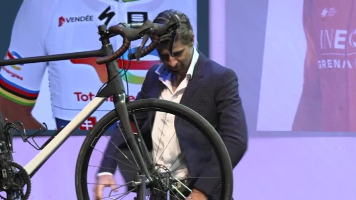 Al Festival dello Sport l'ex campione di ciclismo si è esibito in un cambio gomme