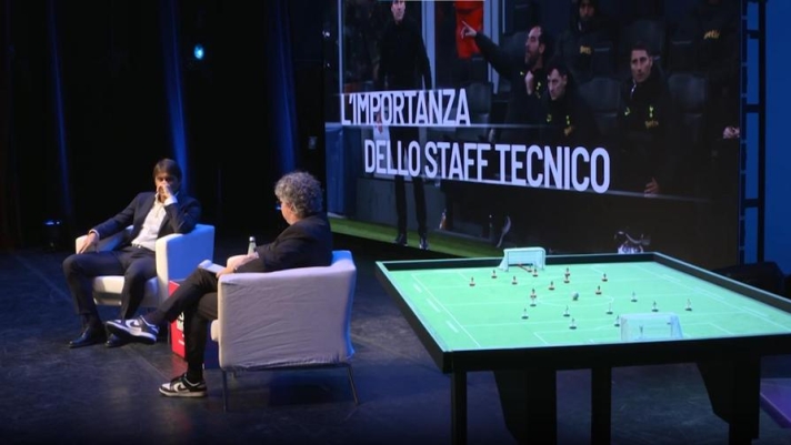 Intervenuto al Festival dello Sport 2023, nell'ambito del talk a lui dedicato dal titolo "Nato per vincere", Antonio Conte ha raccontato di studiare nuovi schemi al Subbuteo. Guarda il video