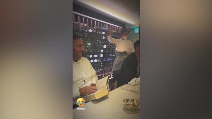 L'ex capitano della Roma celebrato in un ristorante giapponese mentre la fidanzata filma tutto.