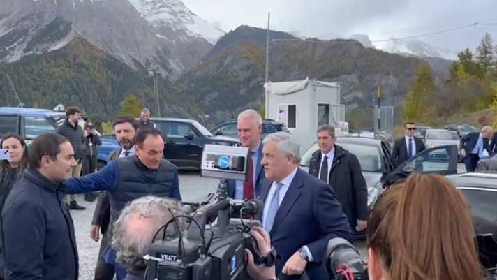 Il Ministro degli Esteri e vicepremier, Antonio Tajani, arriva alla pista di bob di Cesana, in provincia di Torino per un sopralluogo in vista dei Giochi di Milano-Cortina 2026
