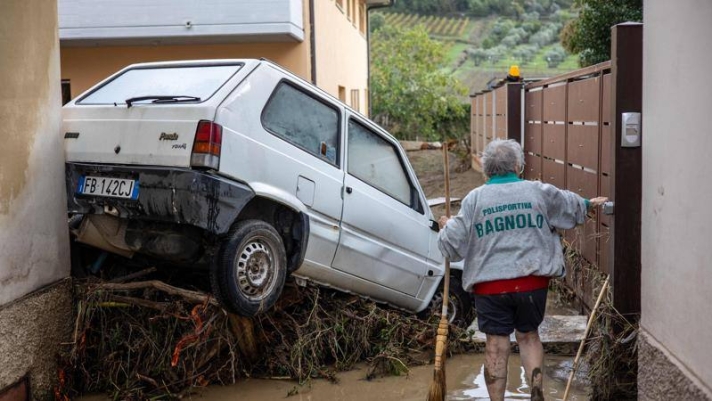 La tempesta Ciaran  arrivata in Italia. ? emergenza in Toscana, dove ci sono stati tre morti: alle 12  prevista la piena dell'Arno. Alcuni dispersi in diverse regioni d'Italia per il maltempo, mentre anche oggi  in allerta per le forti piogge e il vento in molte parti d'Italia. La diretta