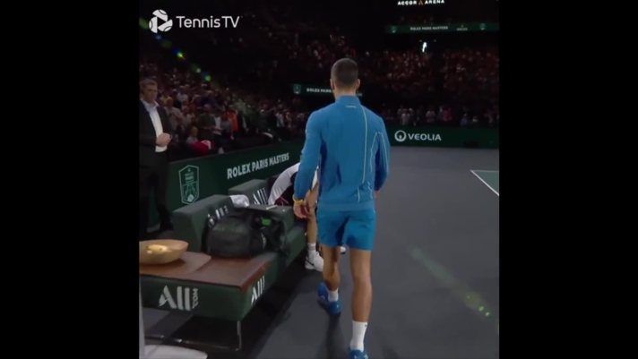 Dopo la finale del Masters 1000 di Parigi-Bercy, vinta da Novak Djokovic contro Grigor Dimitrov, il tennista serbo interrompe l'intervista a va a consolare il bulgaro scoppiato in lacrime. Djokovic si è imposto in due set 6-4, 6-3