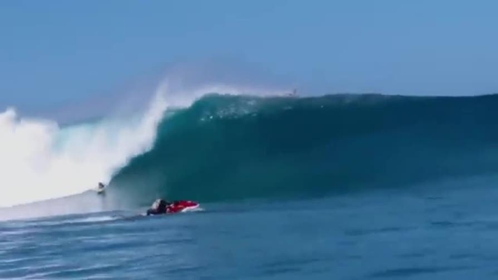 La surfista Laura Evener ha battuto il record mondiale femminile per londa pi grande mai surfata: l'australiana ha cavalcato un muro di 13,3 metri alle Hawaii, sulla North Shore di Oahu. Guarda il video del record