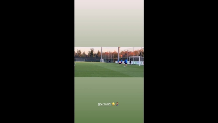 Cristian Volpato prende spunto da Domenico Berardi. Il giovane attaccante del Sassuolo segna un gran gol in allenamento con un tiro sinistro a giro e pubblica il video sui social menzionando il suo "maestro"