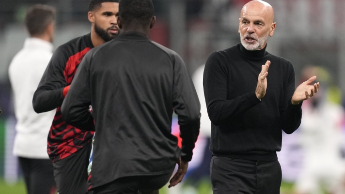AC Milan's manager Stefano Pioli speaks to his players before the Champions League group F soccer match between AC Milan and Paris Saint Germain at the San Siro stadium in Milan, Italy, Tuesday, Nov. 7, 2023. (AP Photo/Antonio Calanni)