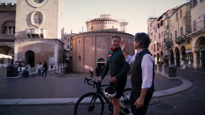 In bicicletta con Antonio Rossi alla scoperta del territorio lombardo tra il Lago di Garda e Mantova.