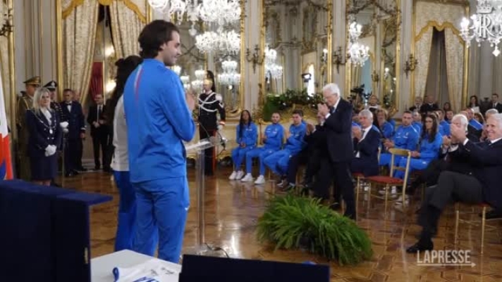 (LaPresse) "Trasmettete un messaggio di impegno, con sacrificio e dedizione in quel che si fa". Così il presidente della Repubblica Sergio Mattarella, durante l'incontro, al Quirinale, con la nazionale italiana di atletica leggera vincitrice della Coppa Europa e gli atleti della nazionale di pentathlon moderno.

Mattarella ha ricordato "la grande pressione che c'è sugli atleti", riprendendo le parole dell'altista Gianmarco Tamberi, che lo ha preceduto. La pressione "è comprensibile", ha detto il capo dello Stato, "ma il risvolto di critiche immotivate - ha aggiunto - è che dimenticano, quando intervengono, che i vostri risultati sono frutto di preparazione, sacrifici e che vi misurate con limiti e confini con le possibilita atletiche, che comportano delle pause". "Ma i risultati poi arrivano", ha concluso.