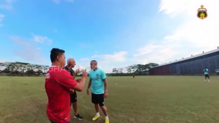 Guarda il primo allenamento di Radja Nainggolan come giocatore del Bhayangkara Presisi Indonesia FC.