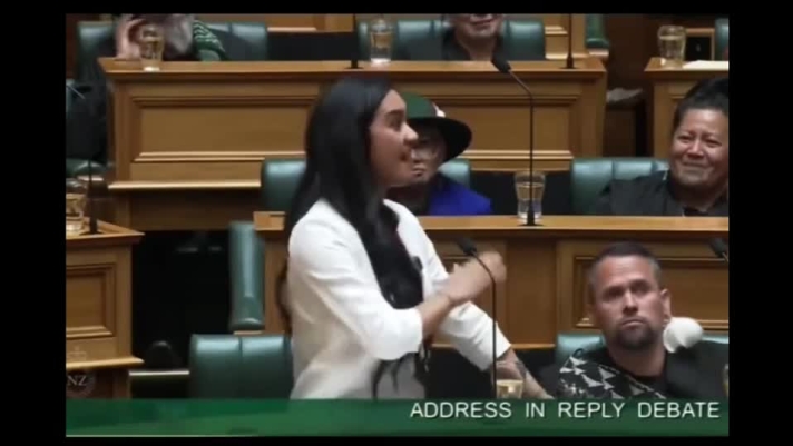 La più giovane deputata della Nuova Zelanda, la 21enne Hana-Rawhiti Maipi-Clarke ha deciso di portare una Haka, la famosa danza Maori. Il video è diventato virale sui social