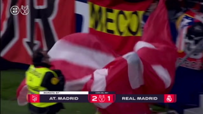 Álvaro Morata ha approfittato della confusione di Lunin e Rüdiger e ha segnato questo gol nel derby di Madrid agli ottavi di finale di Coppa del Re. L'attaccante spagnolo è andato a festeggiare il gol coi tifosi e una bandiera gli è caduta addosso