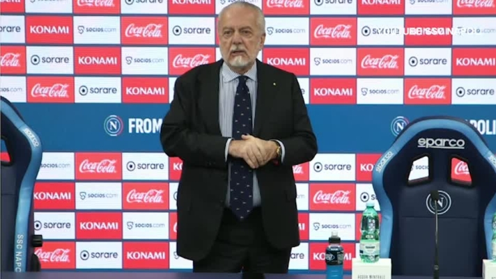 Il presidente del Napoli spiega la decisione di lasciare fuori dalla lista Champions il centrocampista polacco che lascerà la squadra a fine stagione.