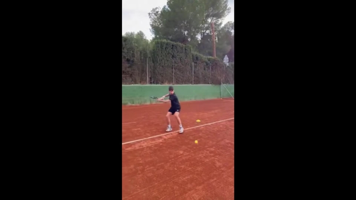 Sui social è diventato virale il video dell'allenamento di Jaime Alcaraz, 12 anni, fratello del tennista Carlos Alcaraz. Guarda i colpi del giovanissimo spagnolo