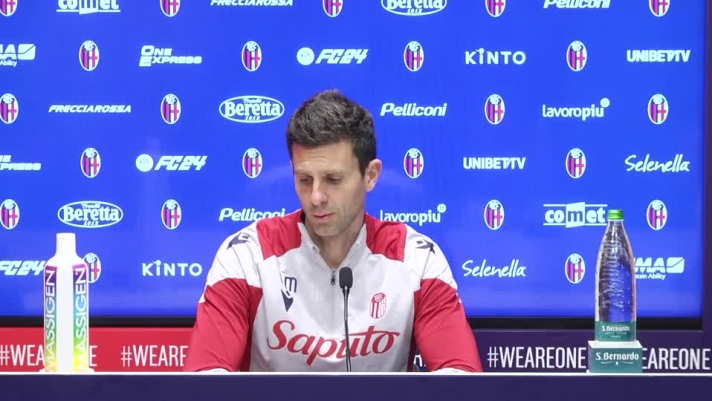 L'allenatore del Bologna non risponde alle parole del numero uno del Napoli.