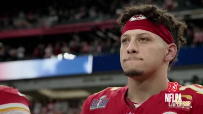 (LaPresse) Kansas City ha conquistato?il suo quarto Super Bowl, il secondo di fila, sconfiggendo i San Francisco 49ers. Il quarterback e Mvp (Most valuable player) della competizione di football americano, Patrick Mahomes, dopo la vittoria  andato con la famiglia al Disneyland resort di?Anaheim, in California. Un momento condiviso con la moglie?Brittany Matthews e i due figli.?
Mahomes in carriera ha vinto tre Super Bowl e ogni volta  stato scelto come Mvp. Si sta dunque?avvicinando?al record di Tom Brady che  entrato nell'albo d'oro di miglior giocatore per ben cinque volte.?