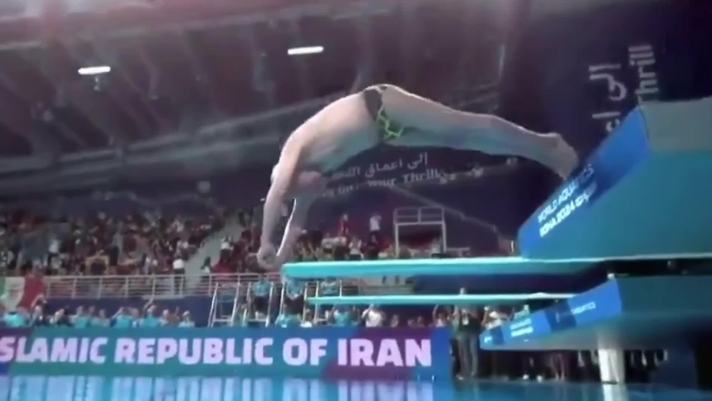L'iraniano Taghi Askari, all'età dei cento anni, si è tuffato dal trampolino da 1 metro poco prima della finale dei 3 metri donne dei Mondiali di nuoto nell'Hamad Aquatic Centre di Doha