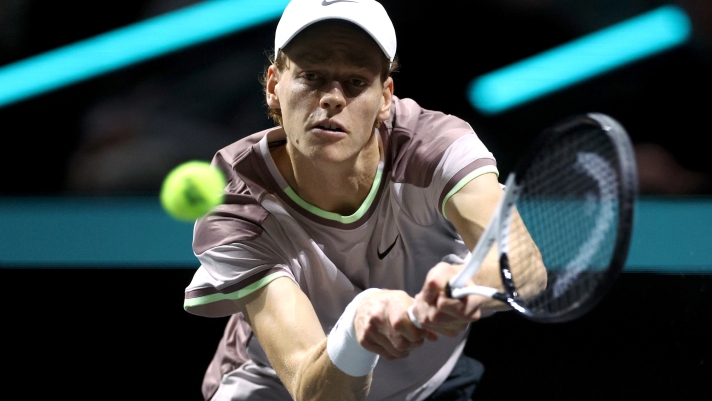 ROTTERDAM, NETHERLANDS - FEBRUARY 16:  Jannik Sinner of Italy returns a backhand in his match against Milos Raonic of Canada during day 5 of the ABN AMRO Open at Rotterdam Ahoy on February 16, 2024 in Rotterdam, Netherlands. (Photo by Dean Mouhtaropoulos/Getty Images)