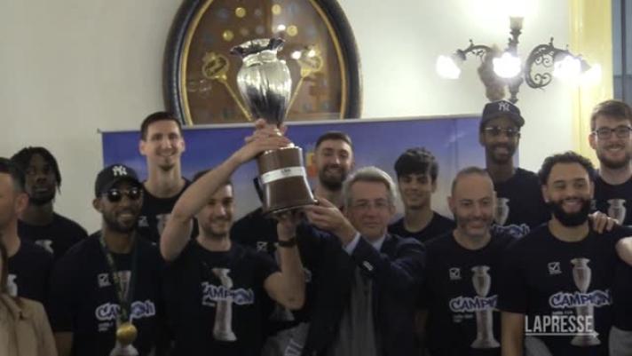 (LaPresse) I giocatori e la società della Gevi Napoli Basket, vincitrice della Coppa Italia, arrivano a Palazzo San Giacomo accolti dai tifosi e dal sindaco Gaetano Manfredi. "Si è realizzato un sogno, dietro questa vittoria ci sono tanti sacrifici ma volevamo portare Napoli nel basket che conta". Queste le parole del presidente della Gevi Federico Grassi.