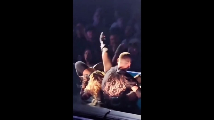 A Seattle nel corso del Celebration Tour, Madonna è caduta durante un balletto. Poi la cantante si è rialzata e senza scomporsi ha continuato imperterrita l’esibizione