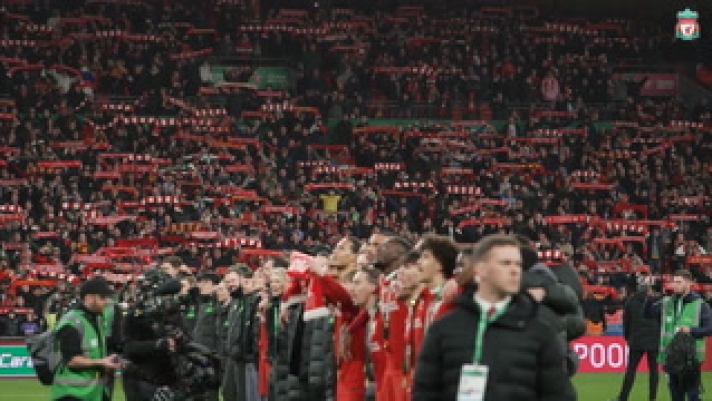 I giocatori del Liverpool cantano l'inno del club davanti ai loro tifosi dopo la vittoria ai supplementari contro il Chelsea nella finale di Carabao Cup.