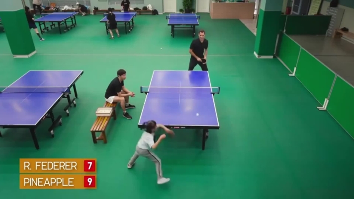 A Shanghai Roger Federer ha sfidato Guo "Pineapple" Duoer, promessa del tennis tavolo. L'ex campione svizzero ha rischiato di colpire la sua giovanissima avversaria con un rovescio quasi al corpo