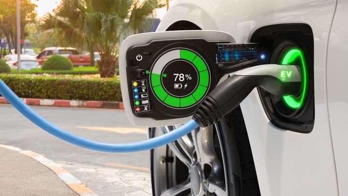 Incentivi, colonnine e non solo: come accelerare l’adozione delle auto elettriche attraverso politiche efficaci