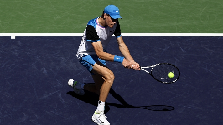 INDIAN WELLS, CALIFORNIA - MARCH 08: Jannik Sinner of Italy returns a shot against Thanasi Kokkinakis of Australia during the BNP Paribas Open at Indian Wells Tennis Garden on March 08, 2024 in Indian Wells, California.   Michael Owens/Getty Images/AFP (Photo by Michael Owens / GETTY IMAGES NORTH AMERICA / Getty Images via AFP)
