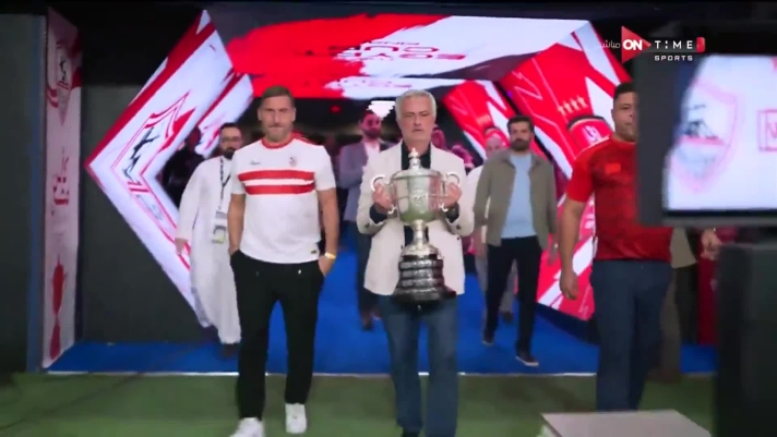 Francesco Totti, José Mourinho e Ronaldo erano presenti in occasione della finalissima di Coppa d'Egitto. L'ex tecnico della Roma ha portato il trofeo in campo