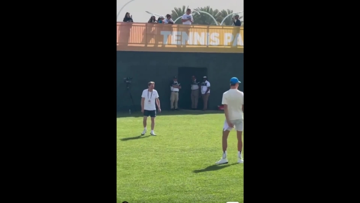 Impegnato agli Indian Wells, per Jannik Sinner un momento di pausa: il tennista altoatesino gioca a calcio con papà Hanspeter