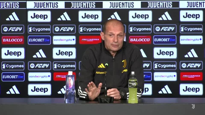 L'allenatore scherza in conferenza.