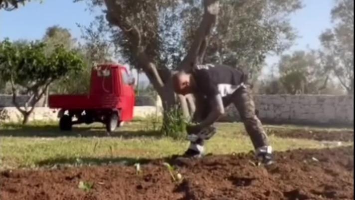 Javier Chevanton, ex attaccante e bandiera del Lecce, non hai nascosto la sua passione per l'agricoltura. L'uruguaiano ha pubblicato un video sui social nel quale manda un messaggio d'amore alla terra leccese