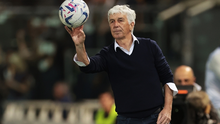 BERGAMO, ITALY - APRIL 15: Gian Piero Gasperini, Head Coach of Atalanta BC, throws the ball during the Serie A TIM match between Atalanta BC and Hellas Verona FC at Gewiss Stadium on April 15, 2024 in Bergamo, Italy. (Photo by Jonathan Moscrop/Getty Images)