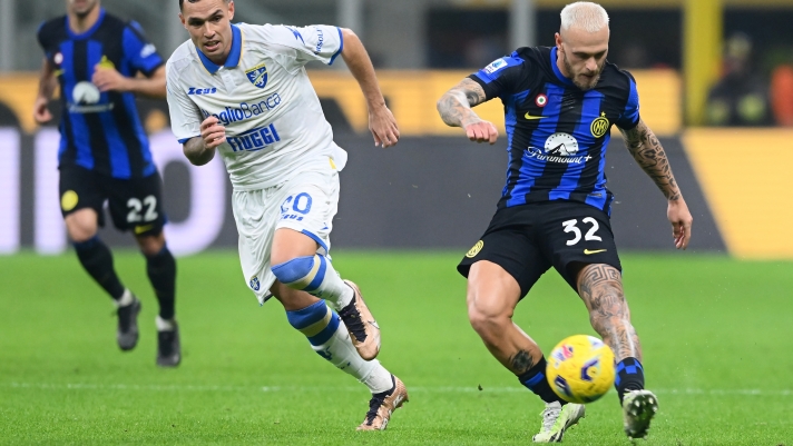 MILAN, ITALY - NOVEMBER 12:  Federico Dimarco of FC Internazionale scores the goal during the Serie A TIM match between FC Internazionale and Frosinone Calcio at Stadio Giuseppe Meazza on November 12, 2023 in Milan, Italy. (Photo by Mattia Pistoia - Inter/Inter via Getty Images)