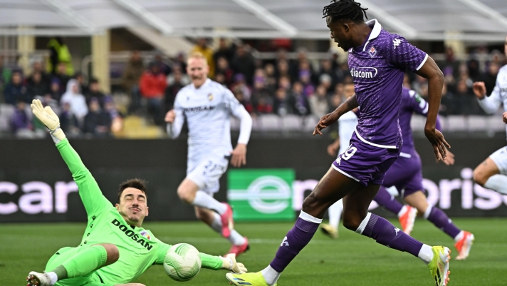 Fiorentina's Foward Christian Kouamé (R) in action against Viktoria Plzen's goalkeeper Martin Jedlicka (L) during the UEFA Europa Conference League Quarter-finals 2nd leg soccer match between ACF Fiorentina and Viktoria Plzen at the at Artemio Franchi Stadium in Florence, Italy, 18 April 2024 ANSA/CLAUDIO GIOVANNINI