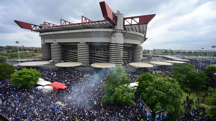 Inter Milan supporters celebrate the scudetto after the Italian Serie A football match between Inter Milan and Torino outside the San Siro Stadium in Milan,  on April 28, 2024. Inter clinched their 20th Scudetto with a 2-1 victory over AC Milan on April 22, 2024. (Photo by Piero CRUCIATTI / AFP)